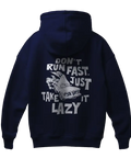 una felpa con la scritta non correre veloce, prendi la pigrizia