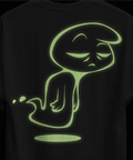 una maglietta nera con una luce al neon di un alieno